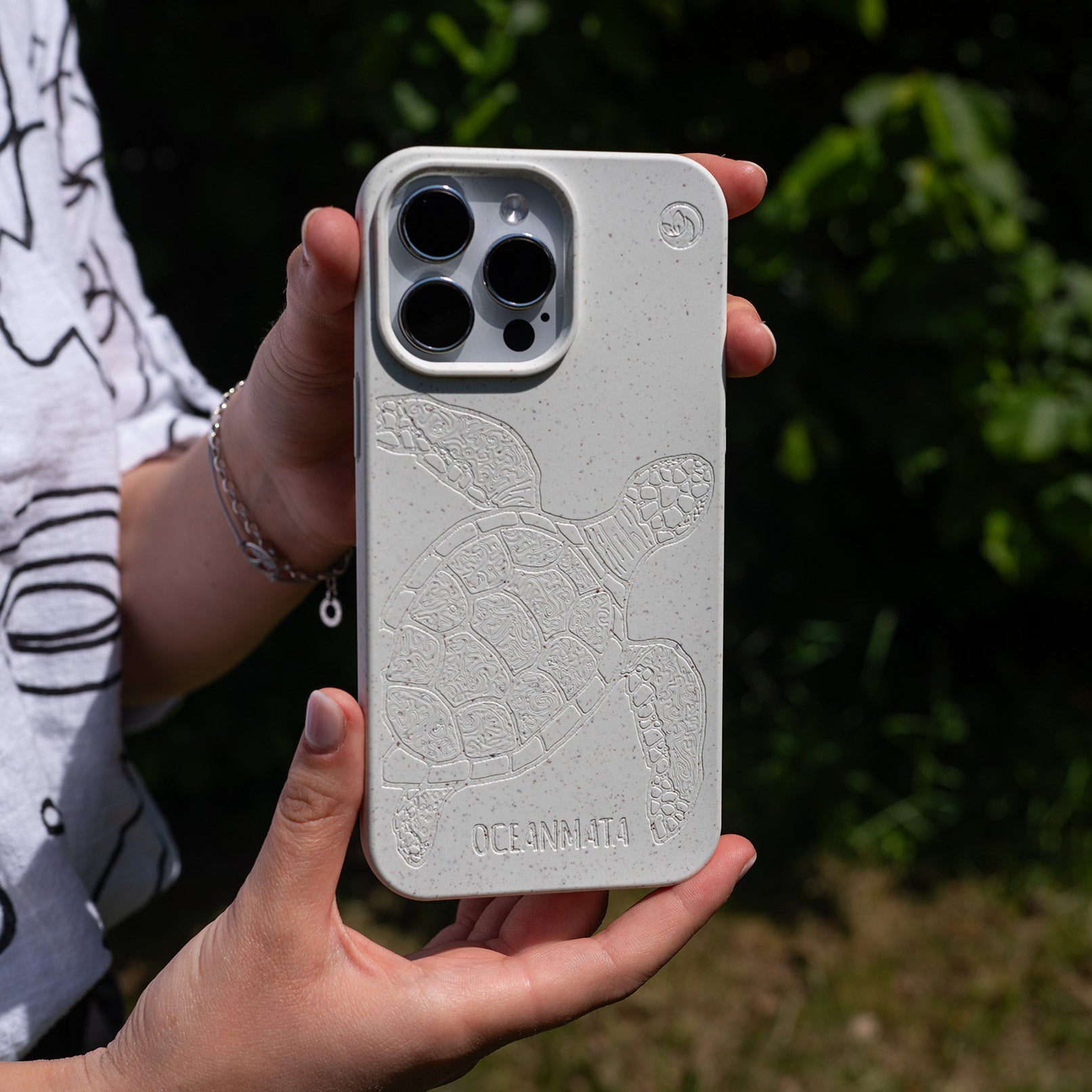 iPhone 14 pro Hülle - Schildkröte bunt - "Kura-Kura" - nachhaltig