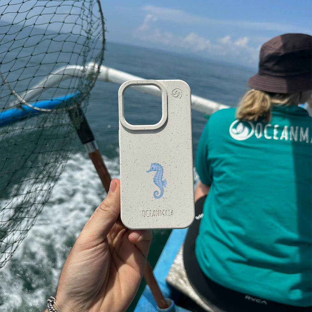 iPhone 14 pro max Hülle - Seepferdchen weiß - "SeahorseTale" - nachhaltig