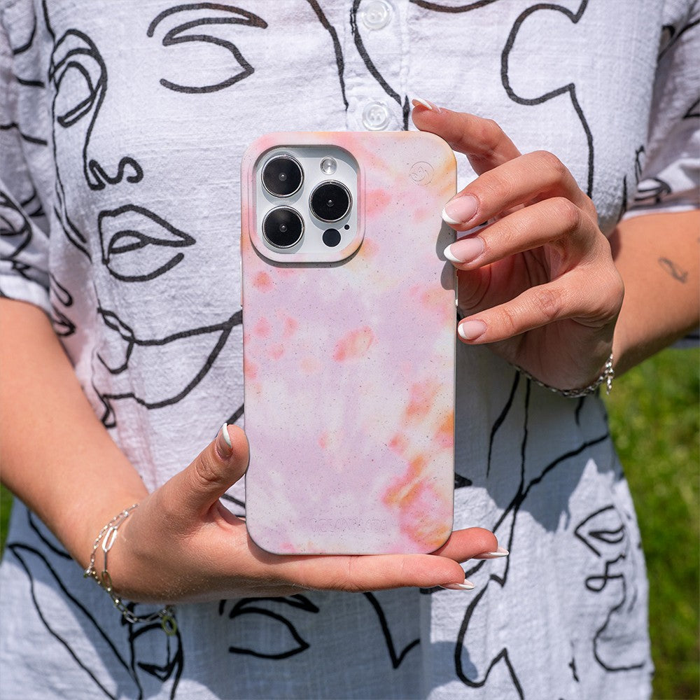 Biologisch abbaubare Handyhülle iPhone 14 pro Coralful — kompostierbar — in der Hand