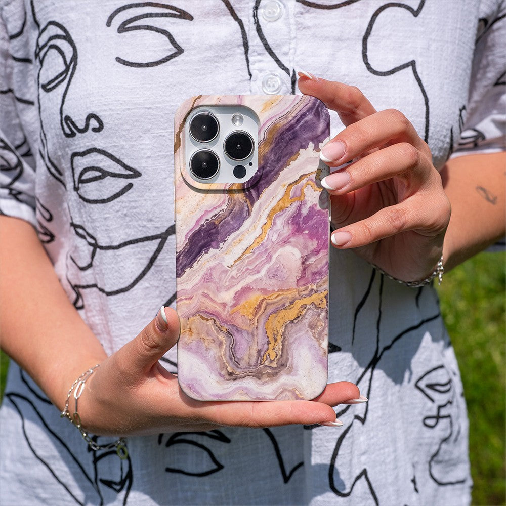 Biologisch abbaubare Handyhülle iPhone 17 Air Pinkmarble — kompostierbar — in der Hand