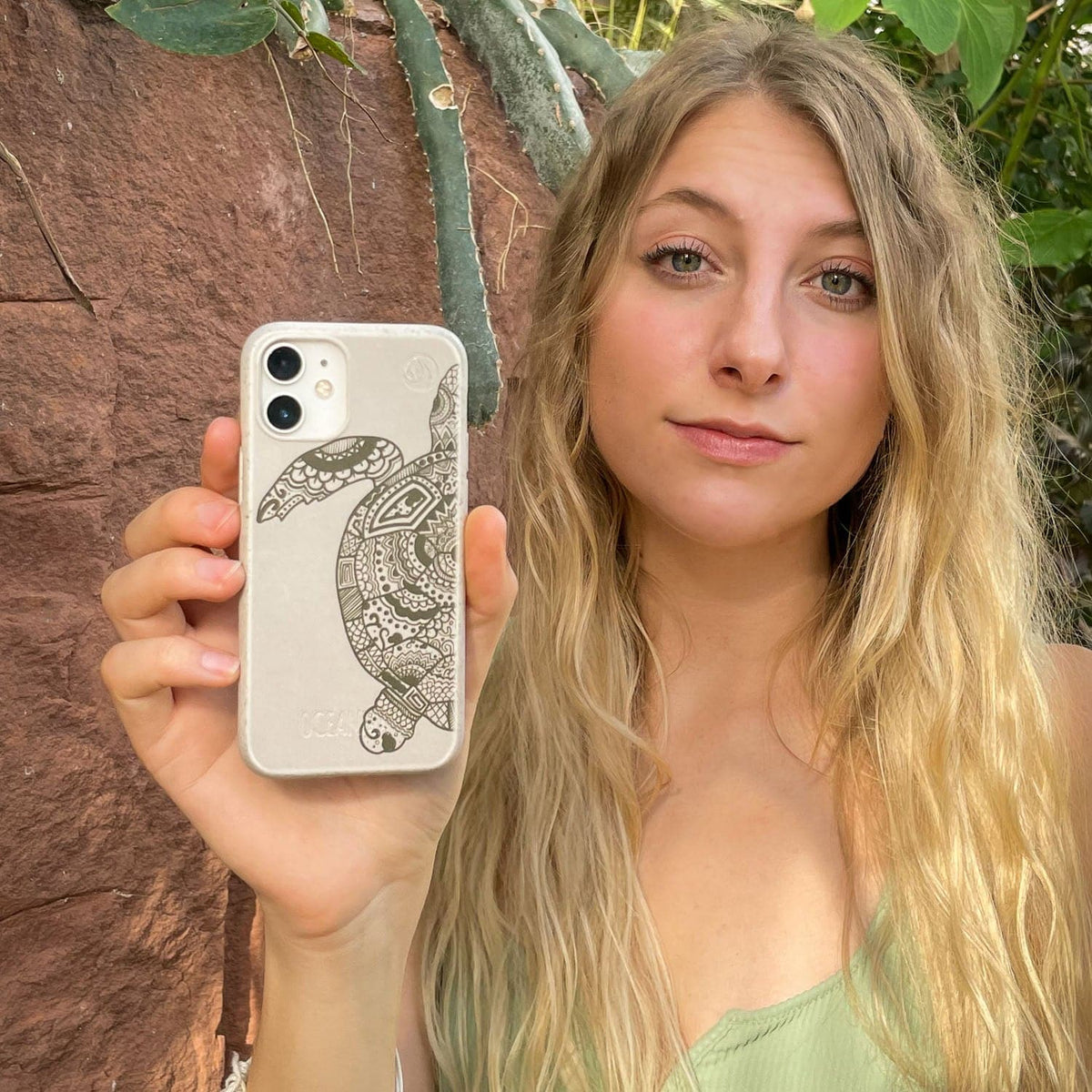 iPhone 14 plus case - beige - "GREEN TURTLE" - sustainable