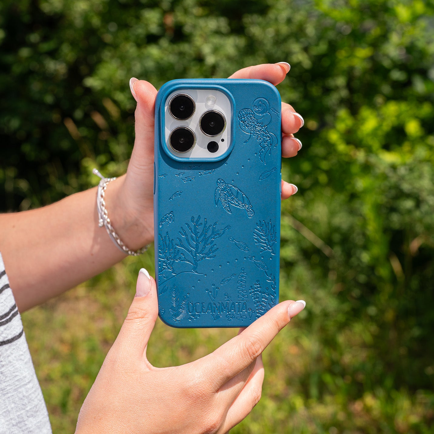 iPhone 15 pro case 'TURTLE Family' - blue - sustainable