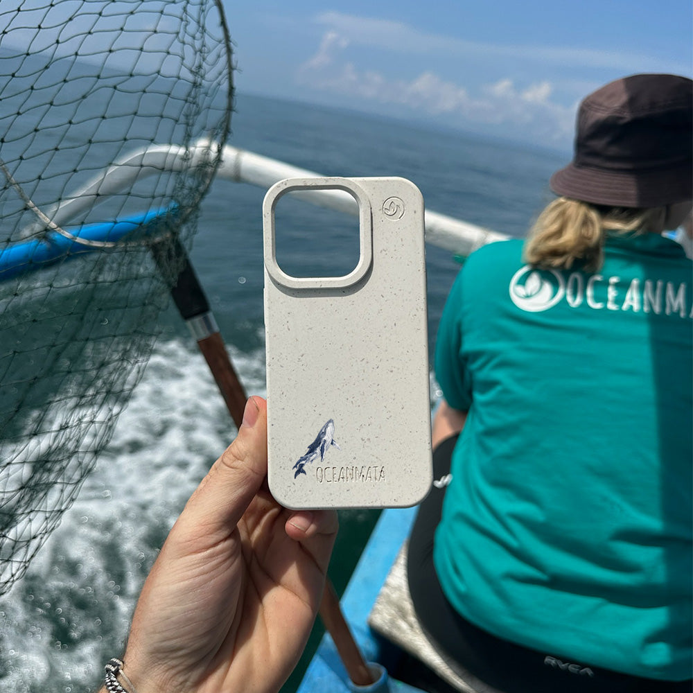 iPhone 16e Hülle - Buckelwal weiß - "OceanLullaby" - nachhaltig