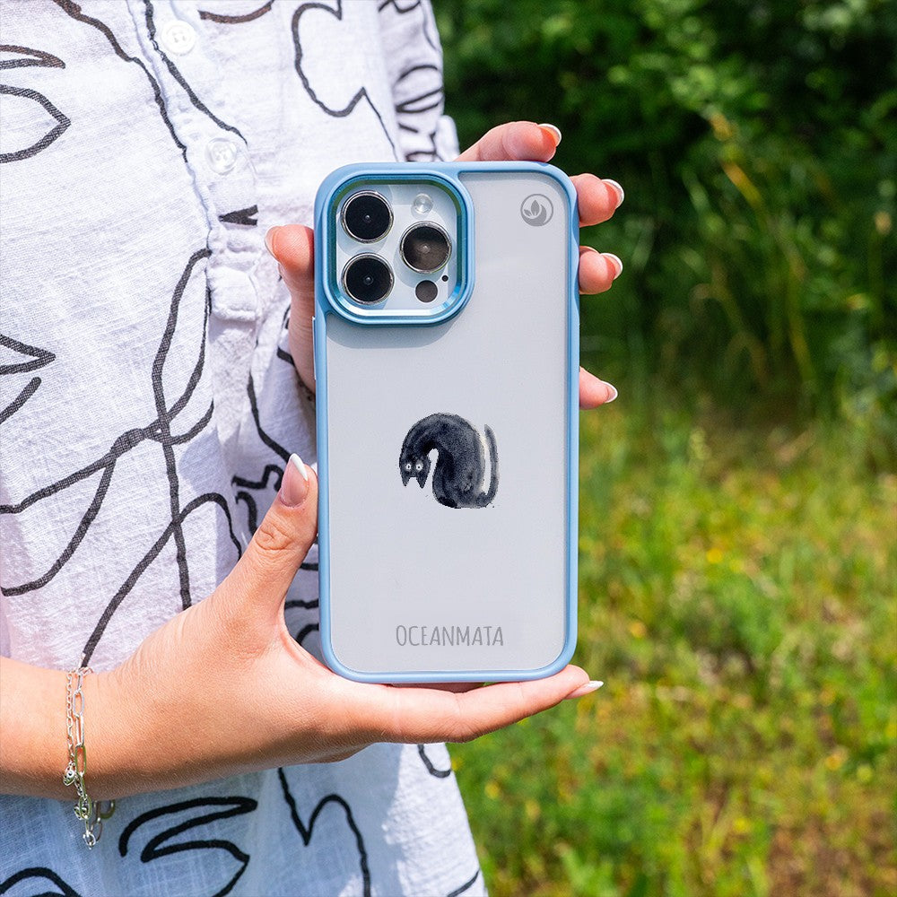 Nachhaltige Handyhülle iPhone 17 pro Blackcat aus Ocean Plastic — in der Hand