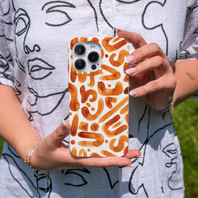 Biologisch abbaubare Handyhülle iPhone 18 Pro / 17 Pro Buchstabensuppe — kompostierbar — in der Hand