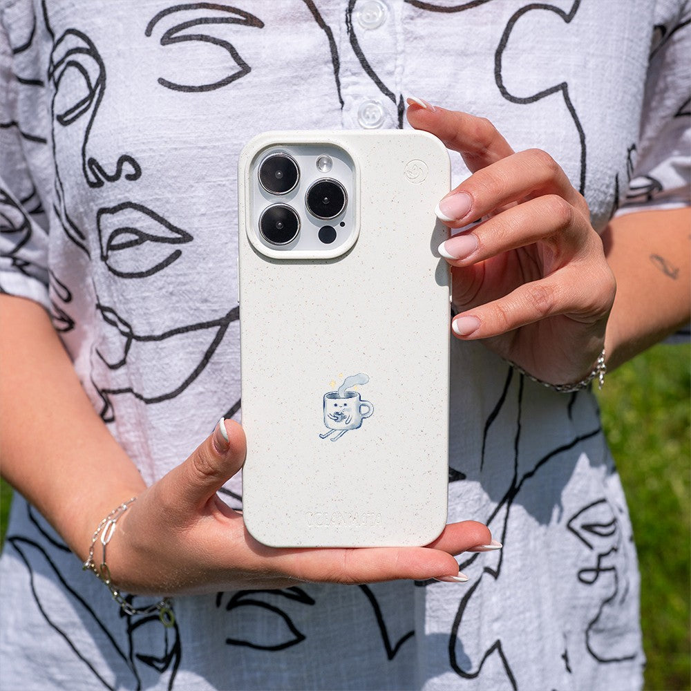 Biologisch abbaubare Handyhülle iPhone 16 Coffeelove — kompostierbar — in der Hand