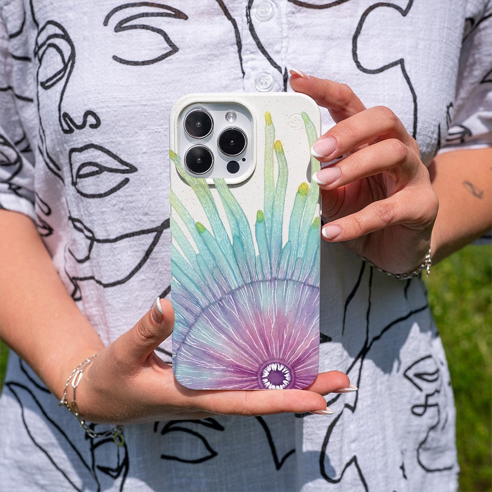 Biologisch abbaubare Handyhülle iPhone 17 Air Jellybutton — kompostierbar — in der Hand