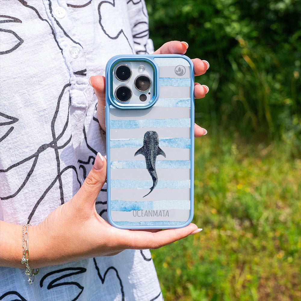 Nachhaltige Handyhülle Samsung S25+ Lonewanderer aus Ocean Plastic — in der Hand