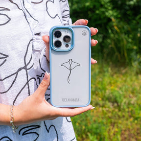 Nachhaltige Handyhülle iPhone 17 pro Manta aus Ocean Plastic — in der Hand