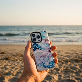 Nachhaltige Handyhülle iPhone 12 pro / iPhone 12 Menowar aus Ocean Plastic — in der Hand