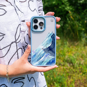 Nachhaltige Handyhülle iPhone 12 pro / iPhone 12 Mountainblue — in der Hand
