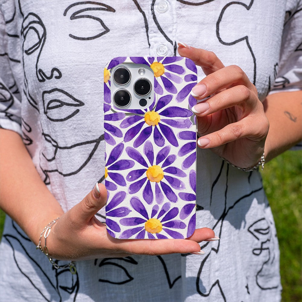 Biologisch abbaubare Handyhülle iPhone 16 Purplebloom — kompostierbar — in der Hand