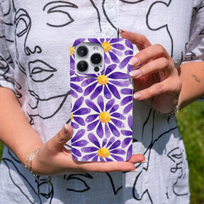 Biologisch abbaubare Handyhülle iPhone 11 pro Purplebloom — kompostierbar — in der Hand