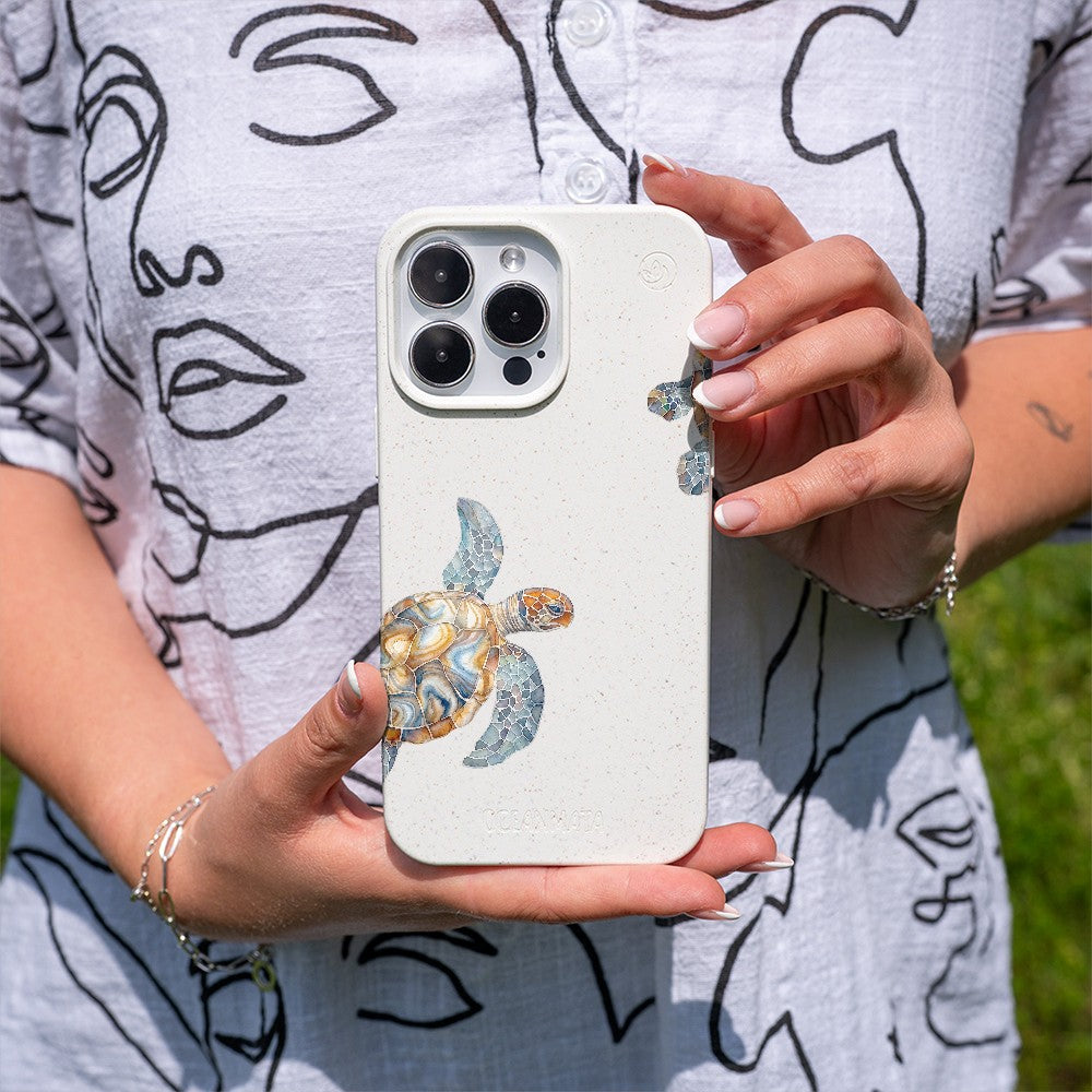 Biologisch abbaubare Handyhülle Google Pixel 9 / 9 Pro Turtlegaze — kompostierbar — in der Hand